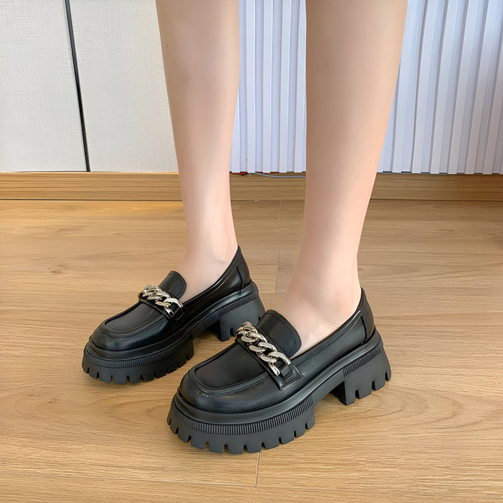 Mocassins noirs à semelle épaisse et chaîne argentée. Chaussures de mode pour femmes, style tendance., 45286834798773,45286834831541,45286834864309,45286834897077,45286834929845,45286834962613