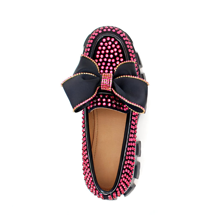 Mocassin pour femmes noir et rose fuchsia orné de strass, avec un grand nœud noir décoratif. Chaussure tendance et originale., 45286831784117,45286831816885,45286831849653,45286831882421,45286831915189,45286831947957,45286831980725