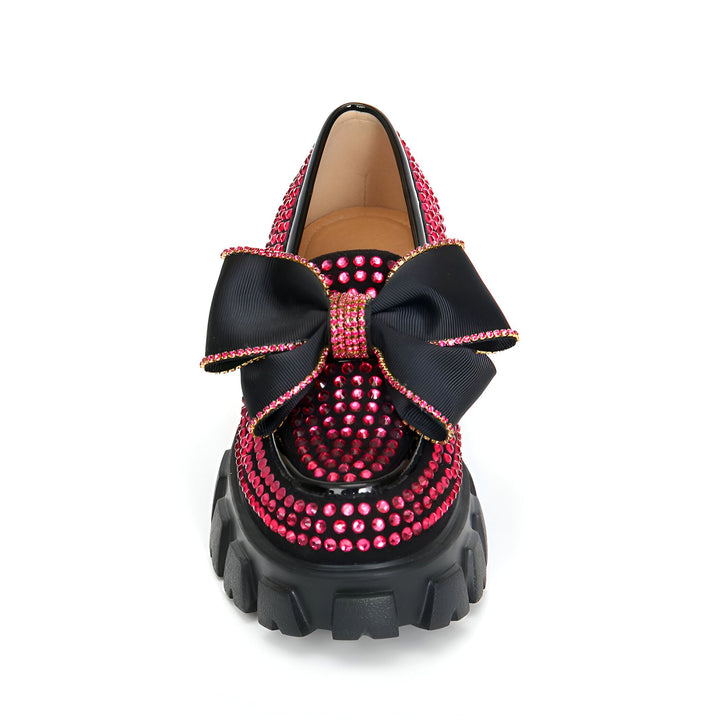 Mocassin plateforme noir brillant orné de strass roses et d'un gros nœud noir en ruban. Chaussure tendance et audacieuse., 45286831784117,45286831816885,45286831849653,45286831882421,45286831915189,45286831947957,45286831980725
