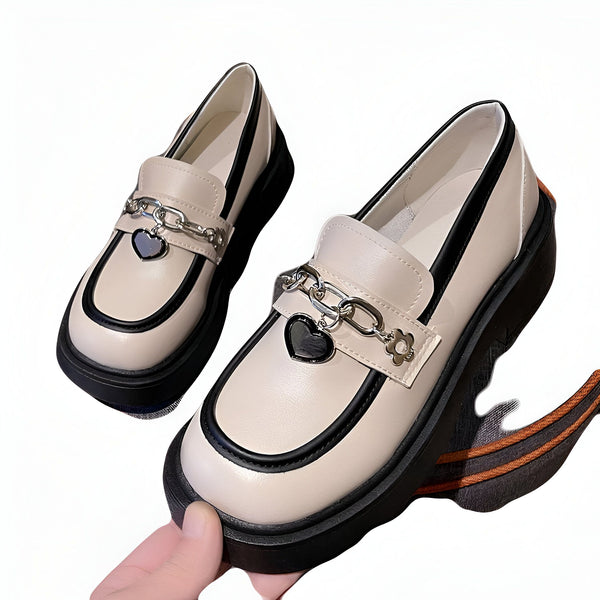 Mocassins beiges à semelles épaisses et bordure noire, ornés d'une chaîne argentée avec un pendentif en forme de cœur. Chaussures tendance, style collège., 45286956630197,45286956662965,45286956695733,45286956728501,45286956761269,45286956794037,45286956826805,45286956859573,45286956892341,45286956925109,45286956957877,45286956990645,45286957023413,45286957056181