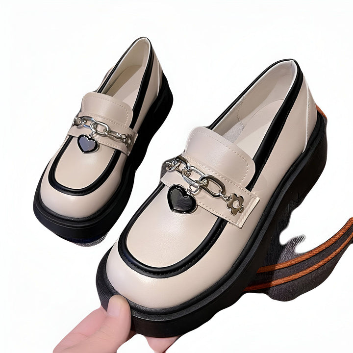 Mocassins beiges à semelles épaisses et bordure noire, ornés d'une chaîne argentée avec un pendentif en forme de cœur. Chaussures tendance, style collège., 45286956630197,45286956662965,45286956695733,45286956728501,45286956761269,45286956794037,45286956826805,45286956859573,45286956892341,45286956925109,45286956957877,45286956990645,45286957023413,45286957056181