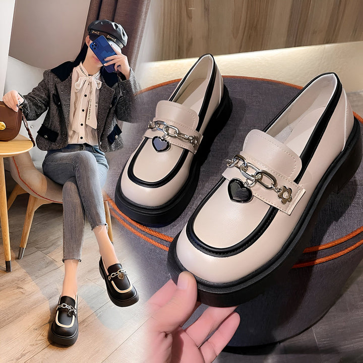 Mocassins plateforme beiges et noirs avec chaîne décorative. Une femme pose avec des mocassins noirs assortis. Chaussures tendance et élégantes., 45286956630197,45286956662965,45286956695733,45286956728501,45286956761269,45286956794037,45286956826805,45286956859573,45286956892341,45286956925109,45286956957877,45286956990645,45286957023413,45286957056181