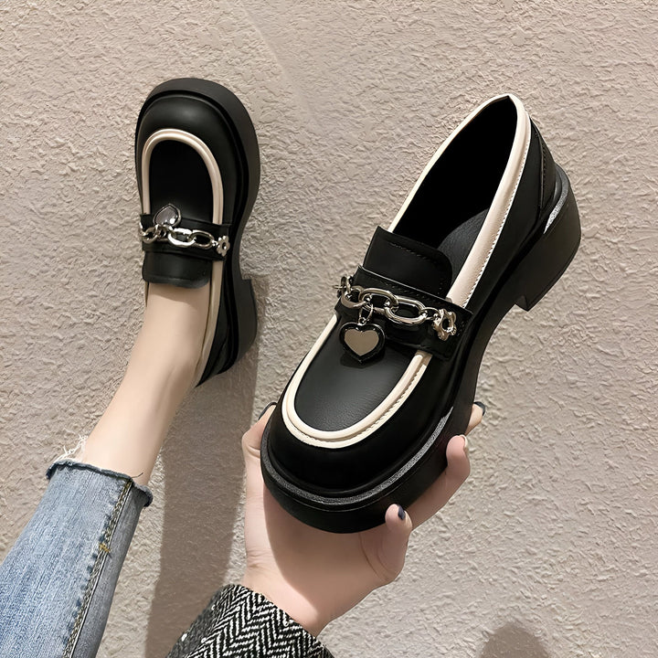 Mocassins noirs à plateforme, bordure crème et chaîne décorative avec pendentif cœur. Chaussures tendances et élégantes., 45286956630197,45286956662965,45286956695733,45286956728501,45286956761269,45286956794037,45286956826805,45286956859573,45286956892341,45286956925109,45286956957877,45286956990645,45286957023413,45286957056181