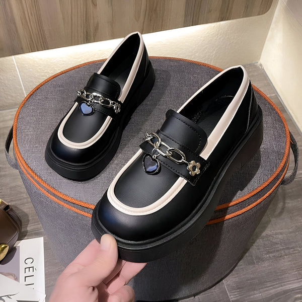 Mocassins noirs et blancs avec chaîne décorative et pendentif cœur. Chaussures de style preppy, plateforme épaisse pour une allure tendance. Mode féminine, chaussures confortables et élégantes., 45286956630197,45286956662965,45286956695733,45286956728501,45286956761269,45286956794037,45286956826805,45286956859573,45286956892341,45286956925109,45286956957877,45286956990645,45286957023413,45286957056181