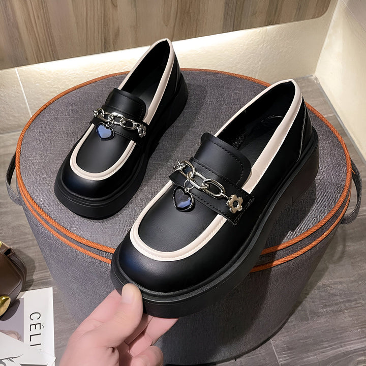 Mocassins noirs et blancs avec chaîne décorative et pendentif cœur. Chaussures de style preppy, plateforme épaisse pour une allure tendance. Mode féminine, chaussures confortables et élégantes., 45286956630197,45286956662965,45286956695733,45286956728501,45286956761269,45286956794037,45286956826805,45286956859573,45286956892341,45286956925109,45286956957877,45286956990645,45286957023413,45286957056181