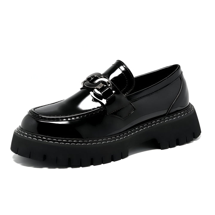 Mocassin noir verni avec semelle épaisse crantée. Détail de chaîne argentée sur le dessus. Chaussure tendance et élégante., 45286900367541,45286900400309,45286900433077,45286900465845,45286900498613,45286900531381,45286900564149