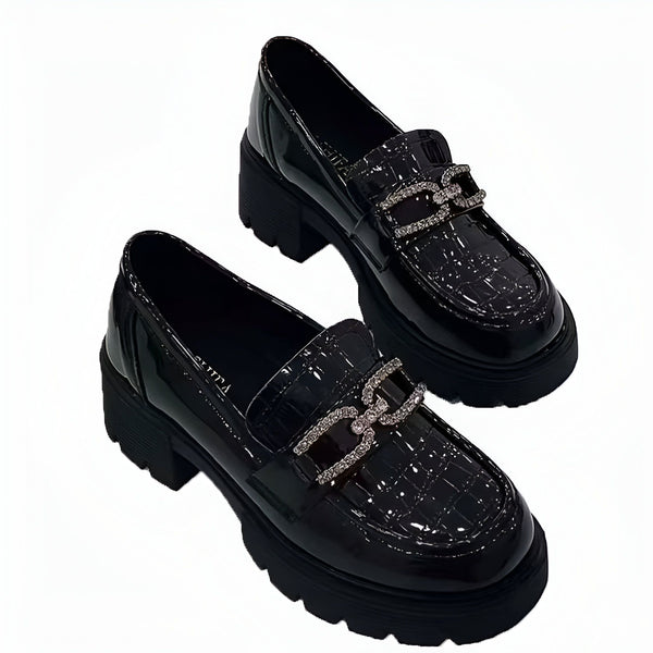 Deux mocassins noirs vernis avec une boucle ornée de strass sur le dessus. Ces chaussures élégantes ont une semelle épaisse. Mode féminine, chaussures à la mode., 45286630228149,45286630260917,45286630293685,45286630326453,45286630359221,45286630391989,45286630424757