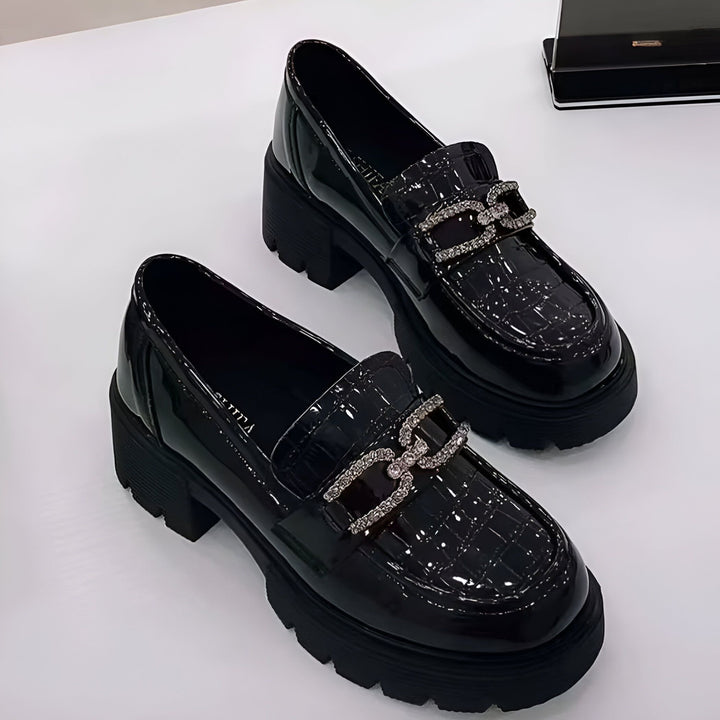 Paire de mocassins noirs vernis à plateforme avec détail décoratif orné de strass. Chaussures élégantes avec motif texturé, idéales pour une allure sophistiquée et confortable., 45286630228149,45286630260917,45286630293685,45286630326453,45286630359221,45286630391989,45286630424757