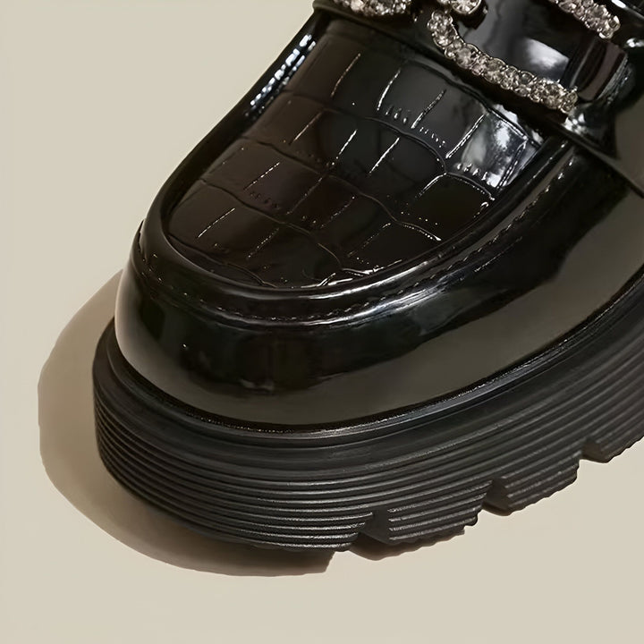 Mocassin noir verni avec semelle plateforme épaisse. Détail de chaîne ornée de strass. Style élégant et moderne. Chaussure tendance et confortable., 45286630228149,45286630260917,45286630293685,45286630326453,45286630359221,45286630391989,45286630424757