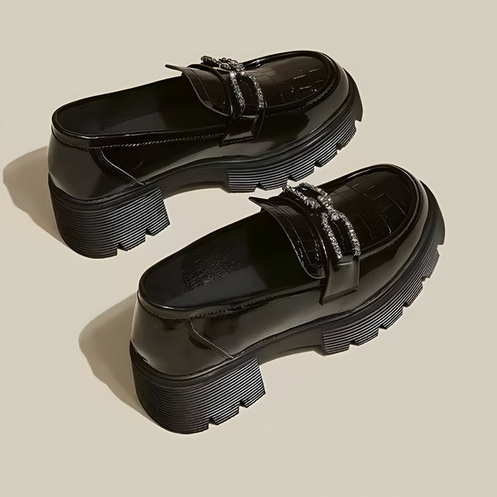 Mocassins noirs vernis à semelle épaisse avec boucle ornée de strass. Chaussures élégantes et tendance., 45286630228149,45286630260917,45286630293685,45286630326453,45286630359221,45286630391989,45286630424757