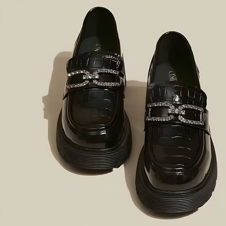 Mocassins noirs vernis avec boucle décorative ornée de strass. Chaussures élégantes pour femmes, parfaites pour un look chic et tendance. Gros plan sur deux chaussures., 45286630228149,45286630260917,45286630293685,45286630326453,45286630359221,45286630391989,45286630424757