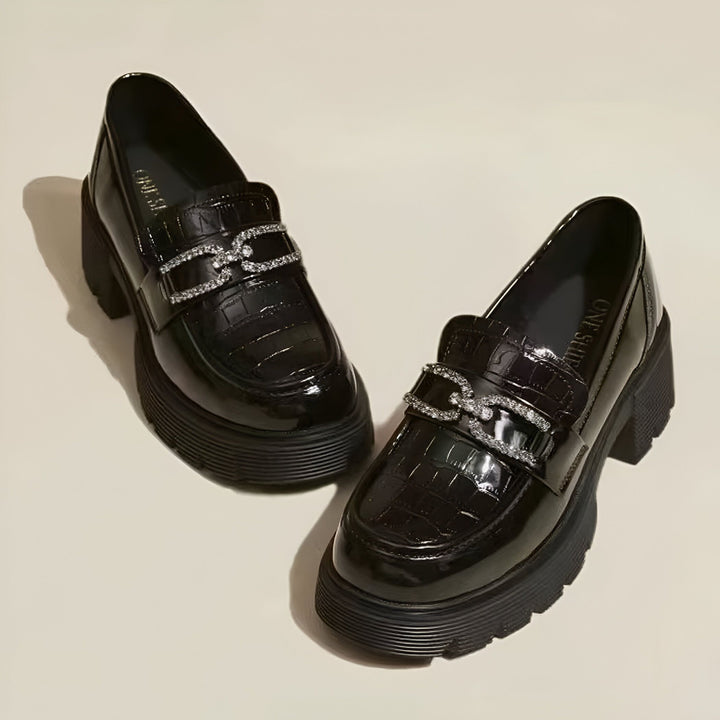 Mocassins noirs vernis à talons hauts avec une boucle décorative en strass. Chaussures élégantes et modernes., 45286630228149,45286630260917,45286630293685,45286630326453,45286630359221,45286630391989,45286630424757
