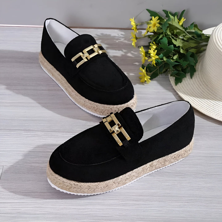 Mocassins noirs à semelle compensée en corde, ornés d'une boucle dorée. Chaussures pour femmes avec détail décoratif en métal doré. Élégance et confort pour le printemps-été., 45286719750325,45286719783093,45286719815861,45286719848629,45286719881397,45286719914165,45286719946933,45286719979701,45286720012469,45286720045237,45286720078005,45286720110773,45286720143541,45286720176309,45286720209077,45286720241845,45286720274613,45286720307381