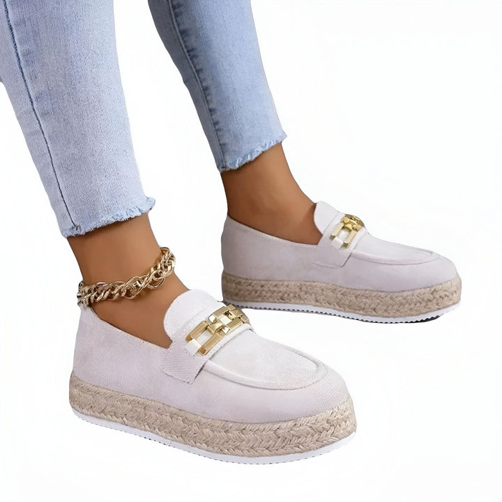 Mocassins compensés pour femmes. Chaussures beiges en daim avec une boucle dorée et semelle en corde, portées avec un jean bleu clair et une chaîne de cheville dorée., 45286719750325,45286719783093,45286719815861,45286719848629,45286719881397,45286719914165,45286719946933,45286719979701,45286720012469,45286720045237,45286720078005,45286720110773,45286720143541,45286720176309,45286720209077,45286720241845,45286720274613,45286720307381