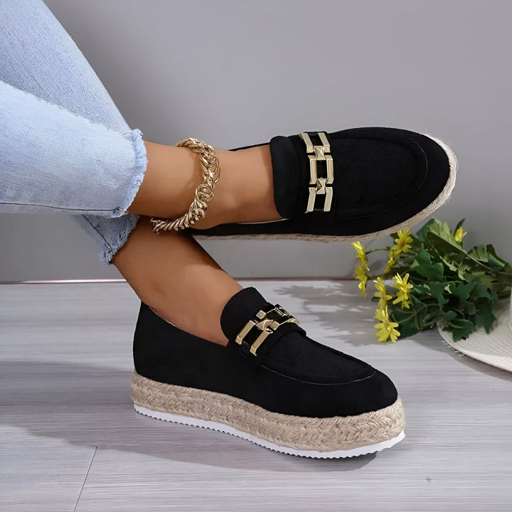 Mocassins noirs avec semelle compensée en corde et ornement doré. Chaussures élégantes pour femme., 45286719750325,45286719783093,45286719815861,45286719848629,45286719881397,45286719914165,45286719946933,45286719979701,45286720012469,45286720045237,45286720078005,45286720110773,45286720143541,45286720176309,45286720209077,45286720241845,45286720274613,45286720307381