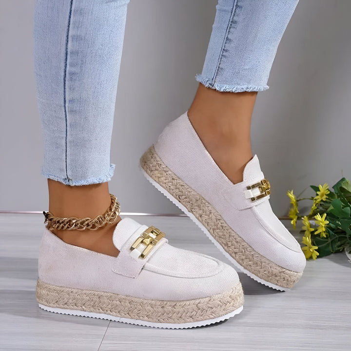 Chaussures compensées espadrilles beiges pour femmes. Mocassins décontractés avec boucle dorée. Idée de tenue avec jean et chaîne de cheville dorée. Style printemps-été., 45286719750325,45286719783093,45286719815861,45286719848629,45286719881397,45286719914165,45286719946933,45286719979701,45286720012469,45286720045237,45286720078005,45286720110773,45286720143541,45286720176309,45286720209077,45286720241845,45286720274613,45286720307381