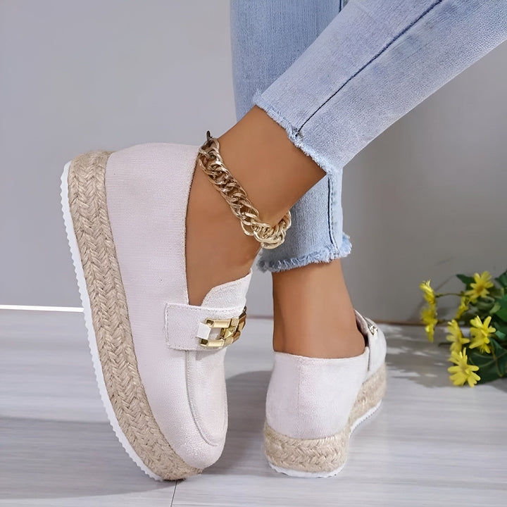 Gros plan de mocassins compensés beiges portés avec un jean et une chaîne de cheville dorée. Chaussures d'été avec semelle compensée en corde., 45286719750325,45286719783093,45286719815861,45286719848629,45286719881397,45286719914165,45286719946933,45286719979701,45286720012469,45286720045237,45286720078005,45286720110773,45286720143541,45286720176309,45286720209077,45286720241845,45286720274613,45286720307381