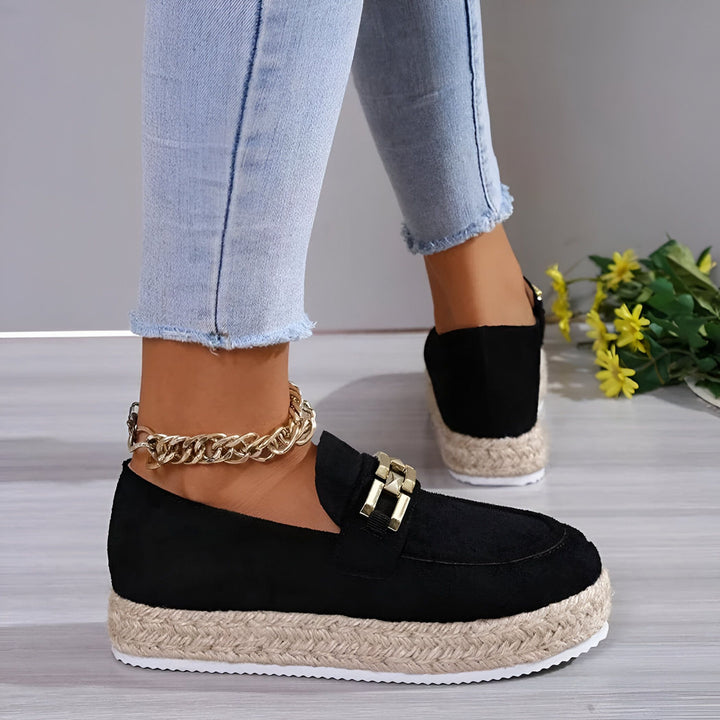 Mocassins noirs avec chaîne décorative dorée et semelle compensée en corde, portés avec un jean clair et une chaîne de cheville dorée., 45286719750325,45286719783093,45286719815861,45286719848629,45286719881397,45286719914165,45286719946933,45286719979701,45286720012469,45286720045237,45286720078005,45286720110773,45286720143541,45286720176309,45286720209077,45286720241845,45286720274613,45286720307381