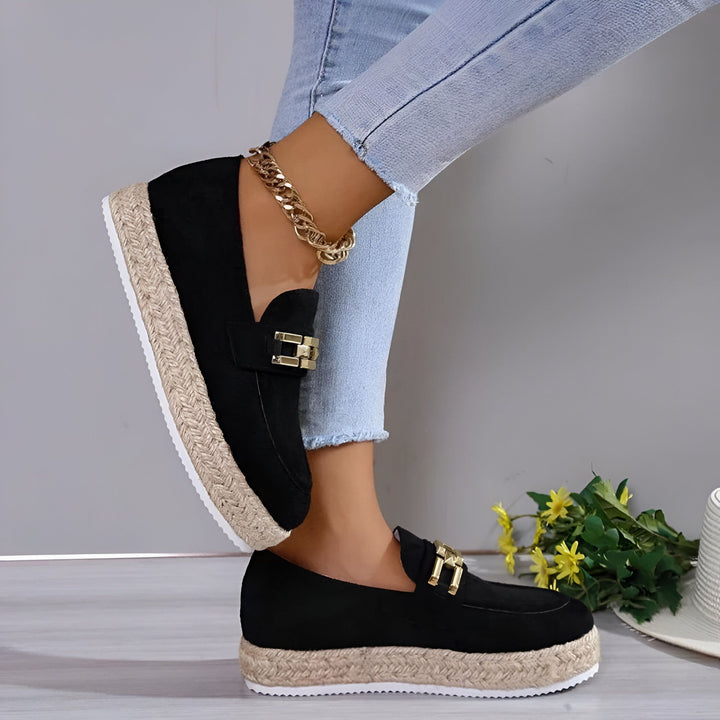 Mocassins compensés noirs à boucle dorée et semelle en corde. Chaîne de cheville dorée sur le pied, jeans bleu clair., 45286719750325,45286719783093,45286719815861,45286719848629,45286719881397,45286719914165,45286719946933,45286719979701,45286720012469,45286720045237,45286720078005,45286720110773,45286720143541,45286720176309,45286720209077,45286720241845,45286720274613,45286720307381