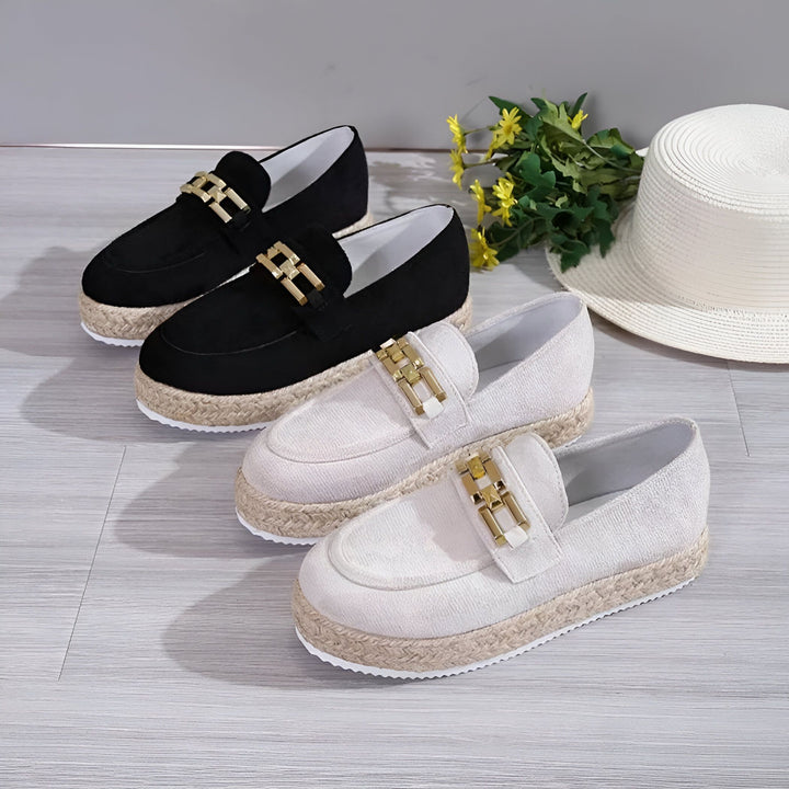 Trois mocassins compensés pour femmes, un noir et deux écrus, avec boucles dorées. Un chapeau de paille et des fleurs jaunes en arrière-plan., 45286719750325,45286719783093,45286719815861,45286719848629,45286719881397,45286719914165,45286719946933,45286719979701,45286720012469,45286720045237,45286720078005,45286720110773,45286720143541,45286720176309,45286720209077,45286720241845,45286720274613,45286720307381