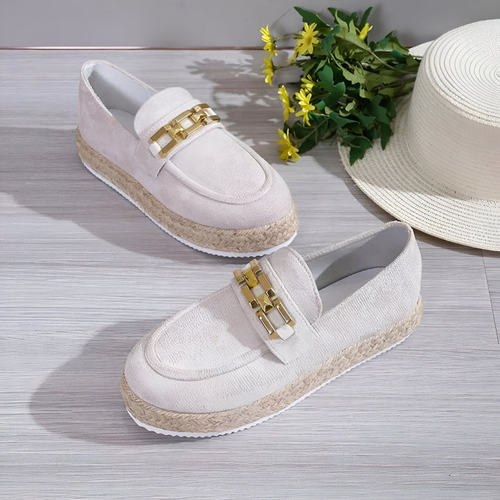 Mocassins compensés couleur crème avec détails dorés et semelle en corde, présentés avec un chapeau de paille et des fleurs jaunes. Chaussures élégantes et confortables pour le printemps-été., 45286719750325,45286719783093,45286719815861,45286719848629,45286719881397,45286719914165,45286719946933,45286719979701,45286720012469,45286720045237,45286720078005,45286720110773,45286720143541,45286720176309,45286720209077,45286720241845,45286720274613,45286720307381