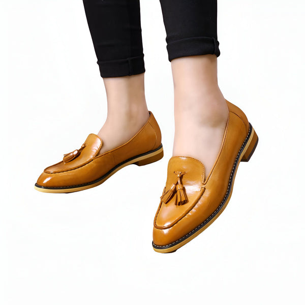 Gros plan sur des mocassins couleur camel en cuir avec des glands, portés avec un pantalon noir, sur un fond blanc. Chaussures élégantes pour femmes., 45286789447861,45286789480629,45286789513397,45286789546165,45286789578933,45286789611701,45286789644469,45286789677237,45286789710005,45286789742773,45286789775541,45286789808309,45286789841077,45286789873845,45286789906613,45286789939381,45286789972149,45286790004917