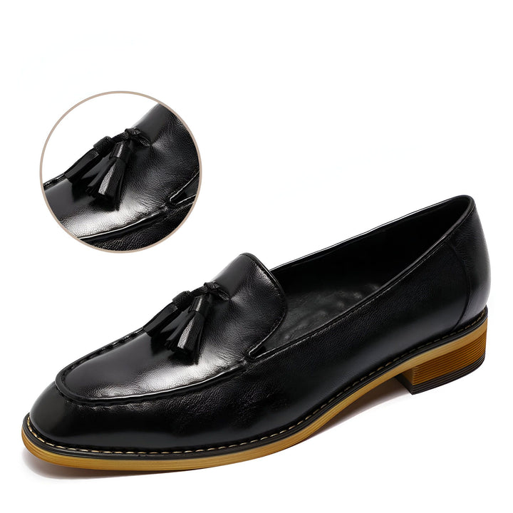 Mocassin noir en cuir pour femme avec des glands et une semelle plate. Gros plan sur les détails des glands en cuir. Chaussure élégante et confortable., 45286789447861,45286789480629,45286789513397,45286789546165,45286789578933,45286789611701,45286789644469,45286789677237,45286789710005,45286789742773,45286789775541,45286789808309,45286789841077,45286789873845,45286789906613,45286789939381,45286789972149,45286790004917