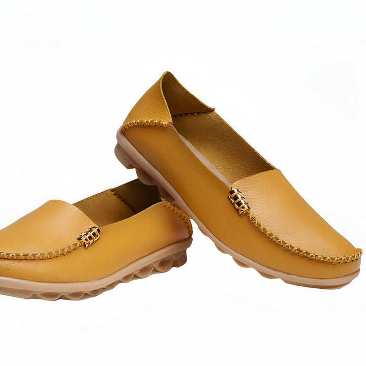 Mocassins pour femmes en cuir jaune moutarde, avec surpiqûres décoratives et ornement métallique doré. Chaussures confortables, parfaites pour un look décontracté et élégant., 45286861308085,45286861340853,45286861373621,45286861406389,45286861439157,45286861471925,45286861504693,45286861537461,45286861570229,45286861602997,45286861635765,45286861668533,45286861701301,45286861734069,45286861766837,45286861799605,45286861832373,45286861865141,45286861897909,45286861930677,45286861963445,45286861996