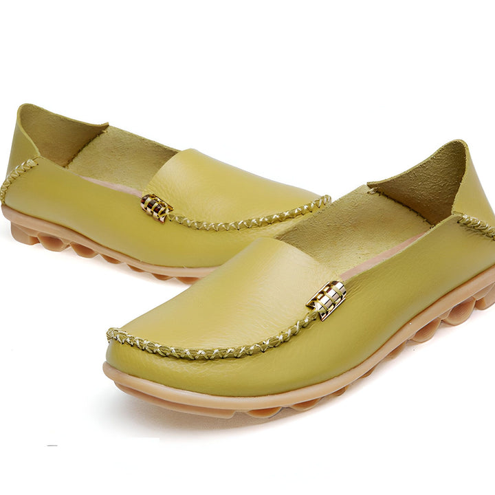 Mocassins en cuir jaune moutarde pour femmes. Chaussures plates et confortables, détails cousus et ornement doré. Mode féminine et élégante., 45286861308085,45286861340853,45286861373621,45286861406389,45286861439157,45286861471925,45286861504693,45286861537461,45286861570229,45286861602997,45286861635765,45286861668533,45286861701301,45286861734069,45286861766837,45286861799605,45286861832373,45286861865141,45286861897909,45286861930677,45286861963445,45286861996213,45286862028981,45286862061749,452