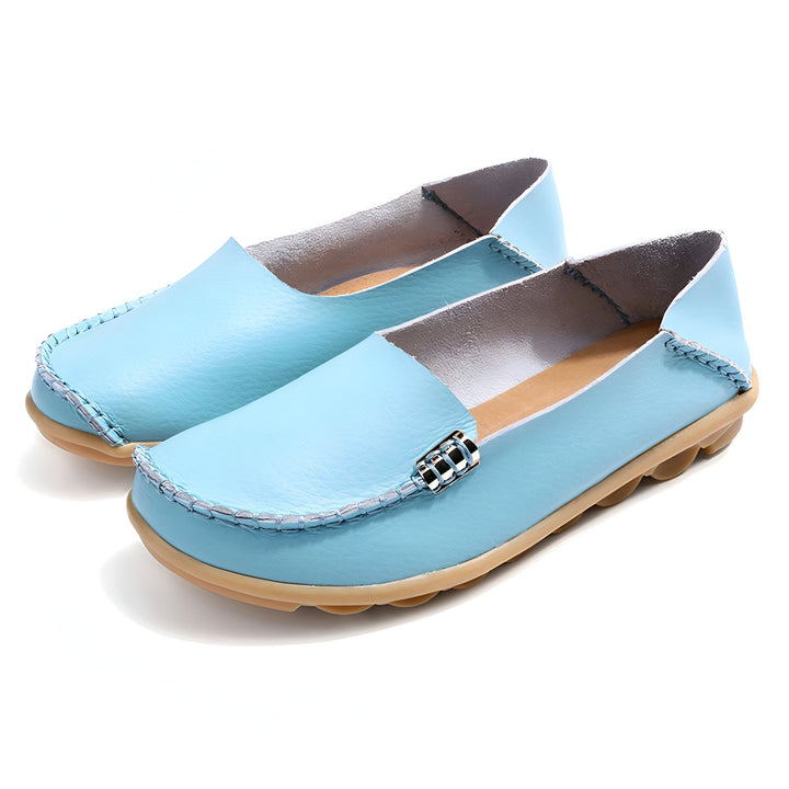 Mocassins bleus pour femmes, en cuir souple, avec couture apparente et ornement métallique. Chaussures confortables, parfaites pour le quotidien., 45286861308085,45286861340853,45286861373621,45286861406389,45286861439157,45286861471925,45286861504693,45286861537461,45286861570229,45286861602997,45286861635765,45286861668533,45286861701301,45286861734069,45286861766837,45286861799605,45286861832373,45286861865141,45286861897909,45286861930677,45286861963445,45286861996213,45286862028981,45286862061749,45