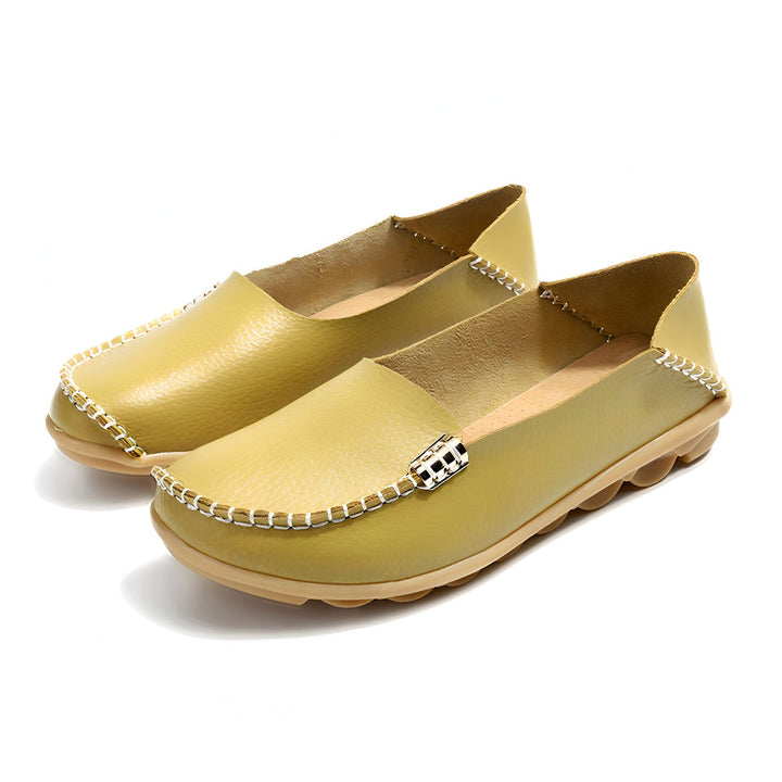 Paire de mocassins en cuir jaune moutarde pour femme, avec surpiqûres décoratives blanches et semelle beige. Chaussures confortables et élégantes pour le quotidien., 45286861308085,45286861340853,45286861373621,45286861406389,45286861439157,45286861471925,45286861504693,45286861537461,45286861570229,45286861602997,45286861635765,45286861668533,45286861701301,45286861734069,45286861766837,45286861799605,45286861832373,45286861865141,45286861897909,45286861930677,45286861963445,45286861996213,4528686202