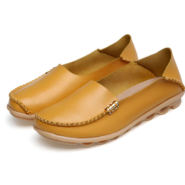 Paire d'élégantes chaussures plates couleur moutarde en cuir avec détails cousus et ornements dorés, idéales pour un look décontracté et confortable., 45286861308085,45286861340853,45286861373621,45286861406389,45286861439157,45286861471925,45286861504693,45286861537461,45286861570229,45286861602997,45286861635765,45286861668533,45286861701301,45286861734069,45286861766837,45286861799605,45286861832373,45286861865141,45286861897909,45286861930677,45286861963445,45286861996213,45286862028981,4528686