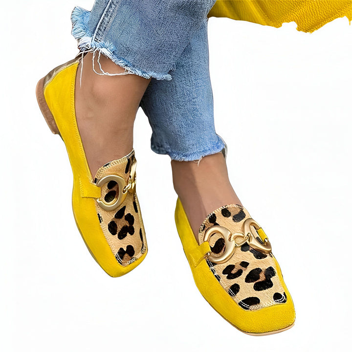 Chaussures plates jaunes et léopard avec boucle dorée. Jambes en jeans bleus. Tendance mode et confort., 45286828507317,45286828540085,45286828572853,45286828605621,45286828638389,45286828671157,45286828703925,45286828736693,45286828769461,45286828802229