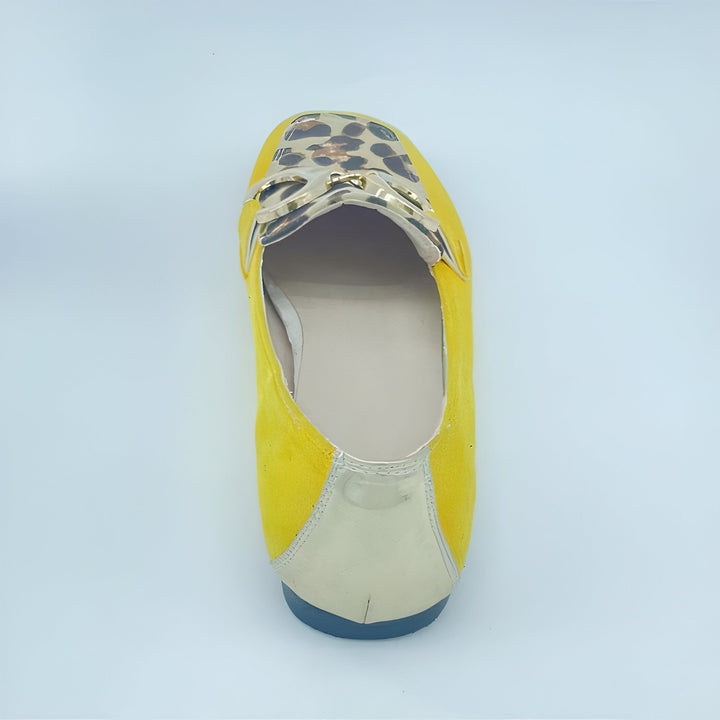 Mocassin jaune avec motif léopard et boucle dorée. Chaussure plate élégante et confortable, idéale pour une tenue décontractée ou habillée., 45286828507317,45286828540085,45286828572853,45286828605621,45286828638389,45286828671157,45286828703925,45286828736693,45286828769461,45286828802229