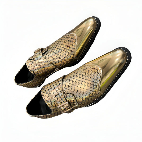Deux chaussures de ville dorées à écailles, pointues et ornées de clous, avec une boucle sur le côté. Chaussures élégantes pour hommes., 45286830833845,45286830866613,45286830899381,45286830932149,45286830964917,45286830997685,45286831030453,45286831063221