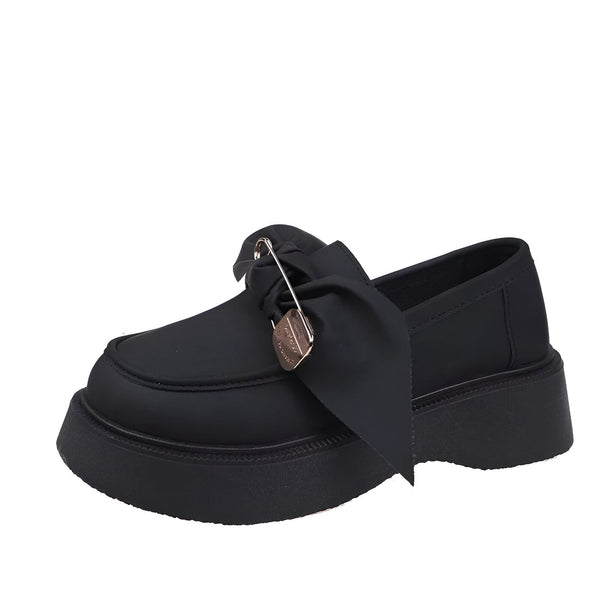 Mocassin noir à plateforme épaisse, orné d'un ruban et d'une épingle à nourrice dorée. Chaussure femme tendance et élégante. Mode automne/hiver., 45286885359797,45286885392565,45286885425333,45286885458101,45286885490869,45286885523637,45286885556405,45286885589173,45286885621941,45286885654709,45286885687477,45286885720245