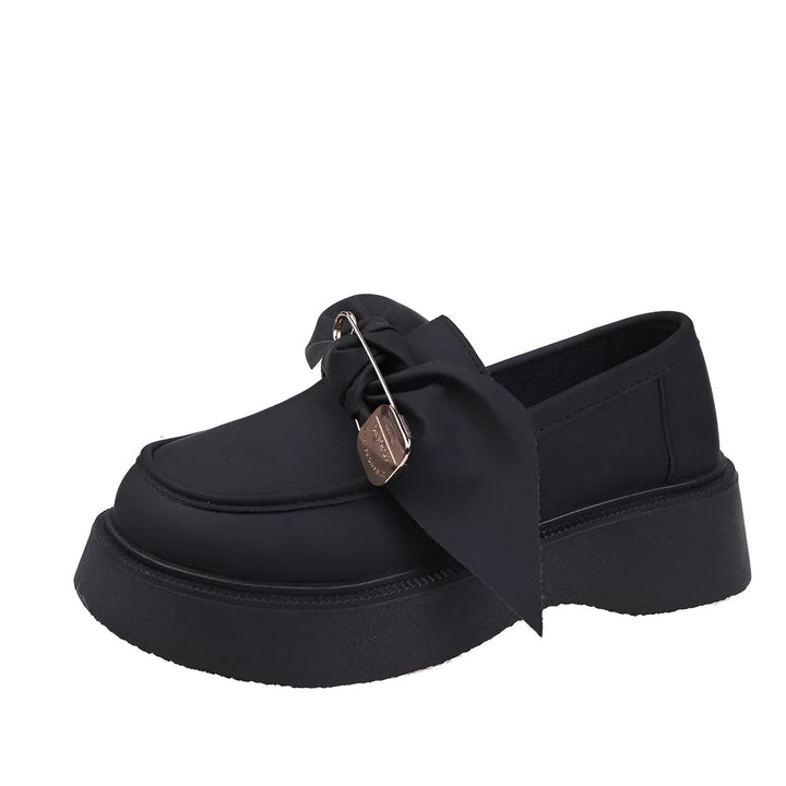 Mocassin noir à plateforme épaisse, orné d'un ruban et d'une épingle à nourrice dorée. Chaussure femme tendance et élégante. Mode automne/hiver., 45286885359797,45286885392565,45286885425333,45286885458101,45286885490869,45286885523637,45286885556405,45286885589173,45286885621941,45286885654709,45286885687477,45286885720245