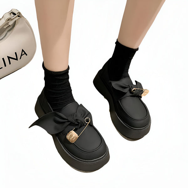 Chaussures compensées noires avec noeud, portées avec des chaussettes noires. Sac à main blanc visible en arrière-plan. Style de mode coréenne., 45286885359797,45286885392565,45286885425333,45286885458101,45286885490869,45286885523637,45286885556405,45286885589173,45286885621941,45286885654709,45286885687477,45286885720245