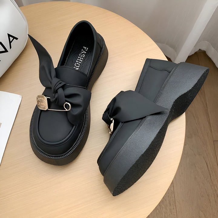 Mocassins noirs à plateforme avec noeud décoratif et épingle à nourrice dorée. Chaussures élégantes pour femme, tendance mode., 45286885359797,45286885392565,45286885425333,45286885458101,45286885490869,45286885523637,45286885556405,45286885589173,45286885621941,45286885654709,45286885687477,45286885720245