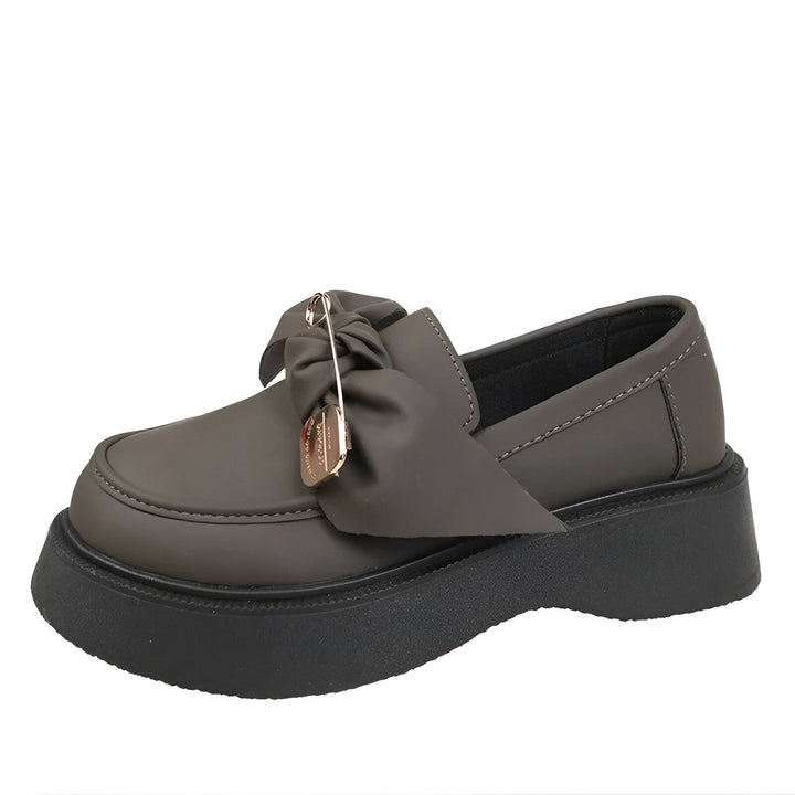 Mocassin kaki à plateforme épaisse, orné d'un nœud et d'une épingle à nourrice dorée. Chaussure femme tendance et confortable. Idéal pour un look preppy ou décontracté., 45286885359797,45286885392565,45286885425333,45286885458101,45286885490869,45286885523637,45286885556405,45286885589173,45286885621941,45286885654709,45286885687477,45286885720245