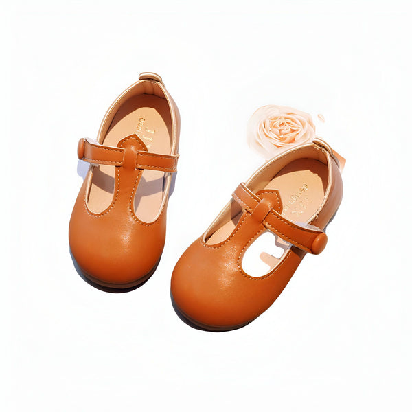 Paire de chaussures Mary Jane enfant en cuir marron, avec une bride à boucle latérale. Décoration florale. Chaussures élégantes et confortables pour filles., 45287037894837,45287037927605,45287037960373,45287037993141,45287038025909,45287038058677,45287038091445,45287038124213,45287038156981,45287038189749,45287038222517,45287038255285,45287038288053,45287038320821,45287038353589,45287038386357,45287038419125,45287038451893,45287038484661,45287038517429