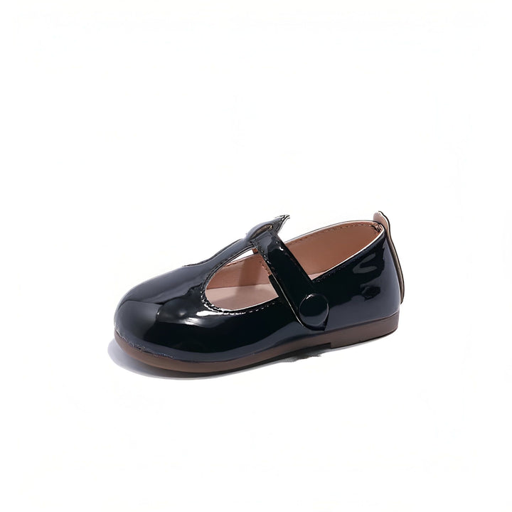 Chaussure de bébé vernie noire avec une bride à bouton rond. Chaussure élégante pour enfants, idéale pour les occasions spéciales et les tenues habillées. Semelle marron clair., 45287037894837,45287037927605,45287037960373,45287037993141,45287038025909,45287038058677,45287038091445,45287038124213,45287038156981,45287038189749,45287038222517,45287038255285,45287038288053,45287038320821,45287038353589,45287038386357,45287038419125,45287038451893,45287038484661,45287038517429