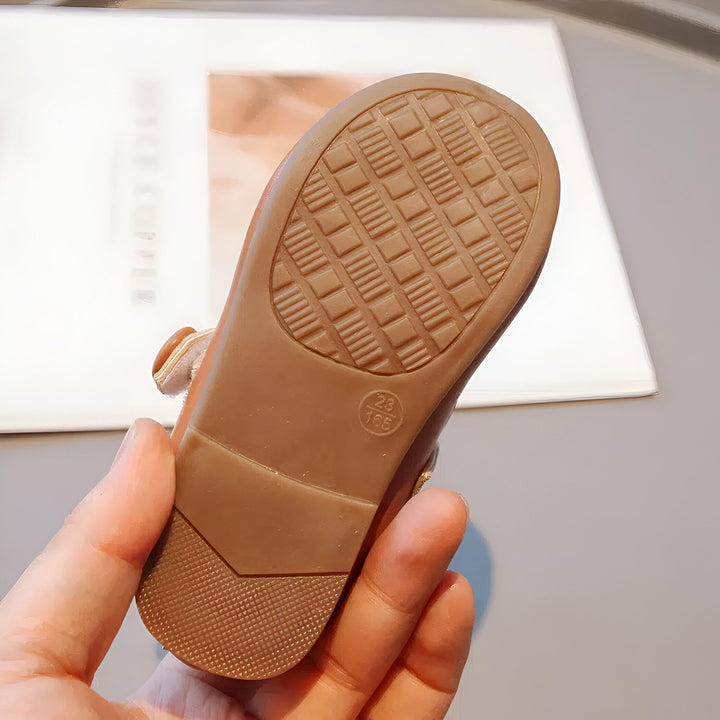 Gros plan d'une chaussure marron pour enfant, la semelle épaisse avec des motifs antidérapants est visible. L'image met en évidence la conception de la semelle pour une meilleure adhérence., 45287037894837,45287037927605,45287037960373,45287037993141,45287038025909,45287038058677,45287038091445,45287038124213,45287038156981,45287038189749,45287038222517,45287038255285,45287038288053,45287038320821,45287038353589,45287038386357,45287038419125,45287038451893,45287038484661,45287038517429