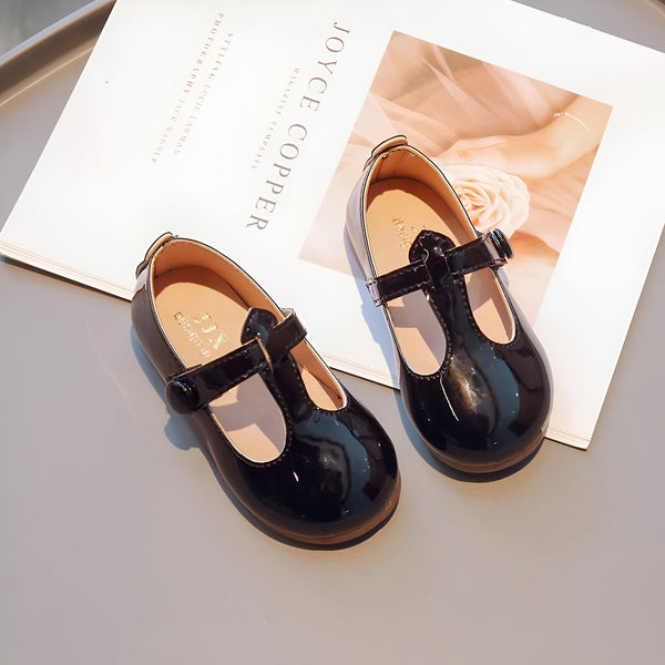 Chaussures Mary Jane vernies noires pour filles, présentées avec des magazines de mode sur une surface grise. Design élégant avec bride et boucle. Mode enfantine pour occasions spéciales., 45287037894837,45287037927605,45287037960373,45287037993141,45287038025909,45287038058677,45287038091445,45287038124213,45287038156981,45287038189749,45287038222517,45287038255285,45287038288053,45287038320821,45287038353589,45287038386357,45287038419125,45287038451893,45287038484661,45287038517429