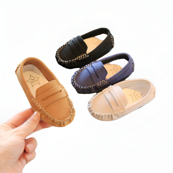Quatre mocassins pour bébé en cuir dans les tons beige, bleu marine, bleu et noir. Une main tient le mocassin beige., 45286765002933,45286765035701,45286765068469,45286765101237,45286765134005,45286765166773,45286765199541,45286765232309,45286765265077,45286765297845,45286765330613,45286765363381,45286765396149,45286765428917,45286765461685,45286765494453,45286765527221,45286765559989,45286765592757,45286765625525,45286765658293,45286765691061,45286765723829,45286765756597,45286765789365,45286765822133,