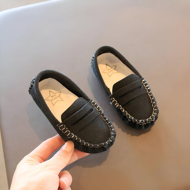 Mocassins noirs pour enfants, style élégant et confortable. Détails de couture décoratifs, parfait pour une tenue décontractée ou habillée. Chaussures de qualité pour les petits pieds en pleine croissance., 45286765002933,45286765035701,45286765068469,45286765101237,45286765134005,45286765166773,45286765199541,45286765232309,45286765265077,45286765297845,45286765330613,45286765363381,45286765396149,45286765428917,45286765461685,45286765494453,45286765527221,45286765559989,45286765592757,4528676562