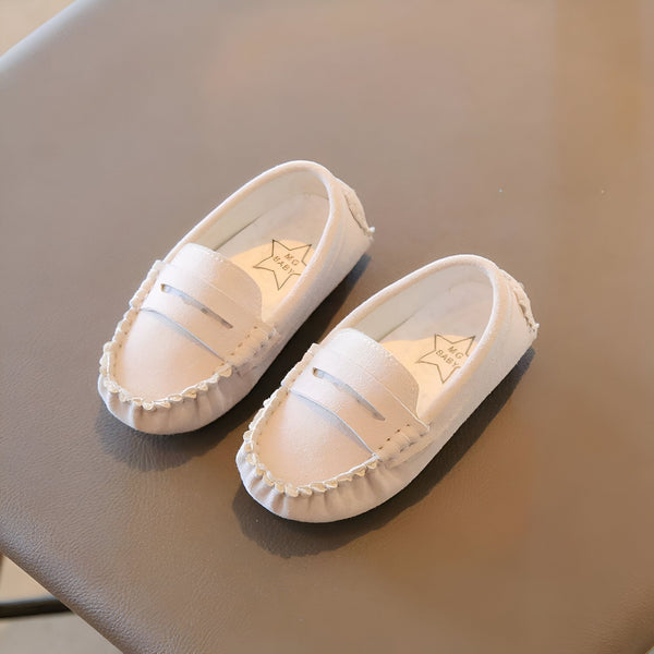 Deux mocassins beiges pour bébé, avec inscription "MG Baby" à l'intérieur. Chaussures mignonnes et confortables pour les premiers pas. Mode enfantine., 45286765002933,45286765035701,45286765068469,45286765101237,45286765134005,45286765166773,45286765199541,45286765232309,45286765265077,45286765297845,45286765330613,45286765363381,45286765396149,45286765428917,45286765461685,45286765494453,45286765527221,45286765559989,45286765592757,45286765625525,45286765658293,45286765691061,45286765723829,452867657