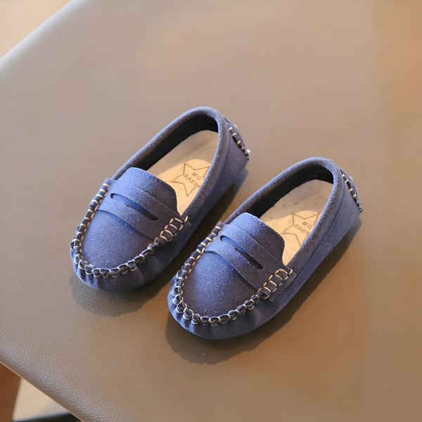 Paire de mocassins bleus pour bébé avec détails chaînes décoratives. Chaussures pour enfants élégantes et confortables., 45286765002933,45286765035701,45286765068469,45286765101237,45286765134005,45286765166773,45286765199541,45286765232309,45286765265077,45286765297845,45286765330613,45286765363381,45286765396149,45286765428917,45286765461685,45286765494453,45286765527221,45286765559989,45286765592757,45286765625525,45286765658293,45286765691061,45286765723829,45286765756597,45286765789365,4528676
