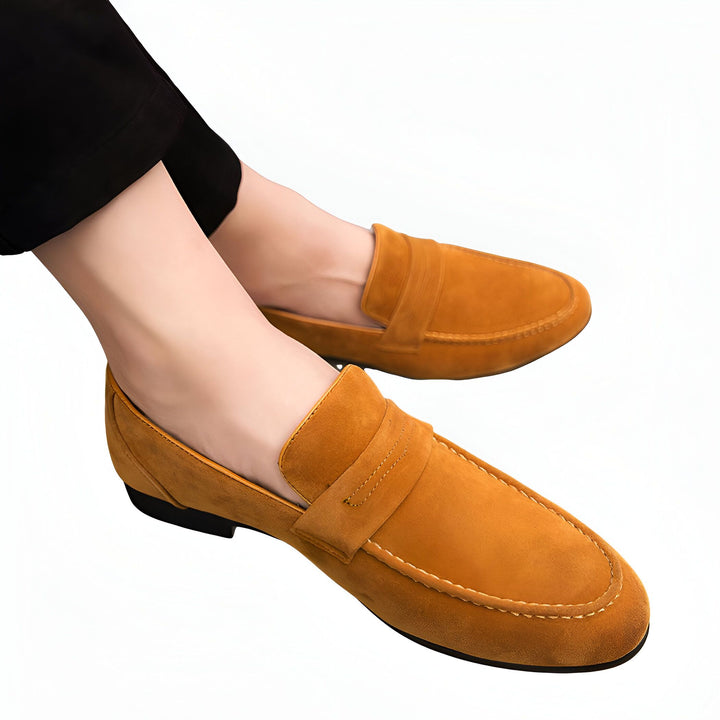 Gros plan sur des mocassins en daim couleur miel portés avec un pantalon noir, offrant un style décontracté et élégant. Chaussures parfaites pour une tenue chic et confortable., 45286904594613,45286904627381,45286904660149,45286904692917,45286904725685,45286904758453,45286904791221,45286904823989,45286904856757,45286904889525,45286904922293,45286904955061,45286904987829,45286905020597,45286905053365,45286905086133,45286905118901,45286905151669,45286905184437,45286905217205,45286905249973,452869052827