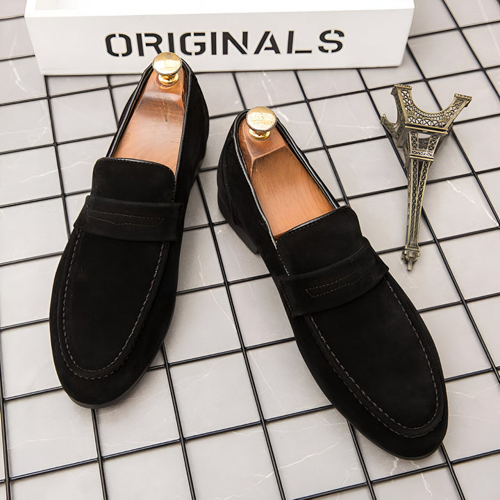 Mocassins noirs en daim pour hommes avec embauchoirs. Une miniature de la Tour Eiffel et une boîte blanche "Originals" sont visibles., 45286904594613,45286904627381,45286904660149,45286904692917,45286904725685,45286904758453,45286904791221,45286904823989,45286904856757,45286904889525,45286904922293,45286904955061,45286904987829,45286905020597,45286905053365,45286905086133,45286905118901,45286905151669,45286905184437,45286905217205,45286905249973,45286905282741,45286905315509,45286905348277,45286905381045